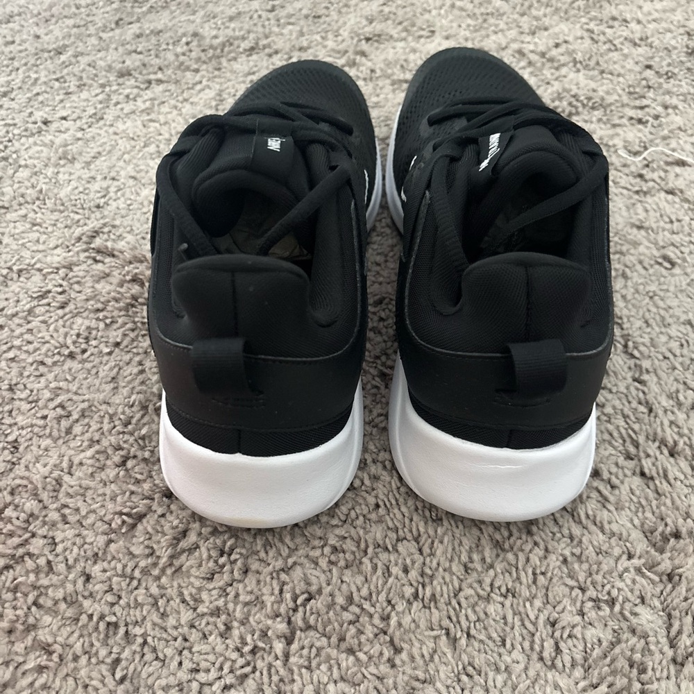 Nike Black and White Athletic Shoes - Picture 6 of 7